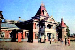 Здание тобольского театра было построено чуть больше ста лет назад, но в традициях русского деревянного зодчества XVII века