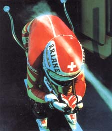 Современный обтекаемый костюм горнолыжника проверяется в аэродинамической трубе