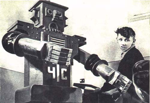 Юные техники Чкаловской технической станции подготовили к Всемирному фестивалю молодежи, проходившему в Москве в 1956 году, действующую модель робота